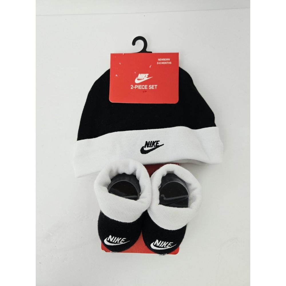 Nike Newborn 0-6 Months black white 2 piece‎ set socks hat